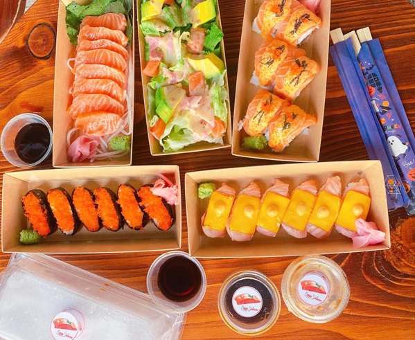 Chất liệu nào thường được dùng để in hộp giấy đựng sushi?