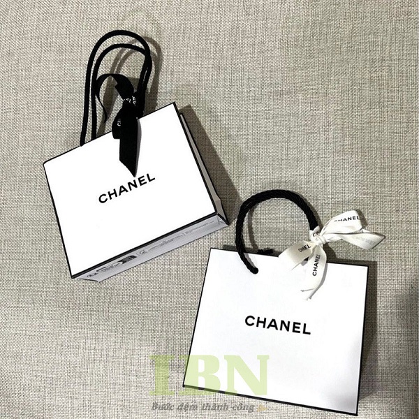 Mẫu túi giấy đựng trang sức thương hiệu Chanel size nhỏ, có nơ trang trí