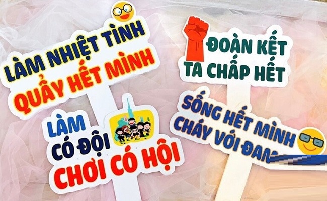 Biển hashtag cầm tay team building