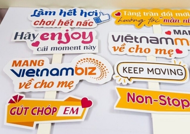 Bảng hashtag cầm tay team building đẹp