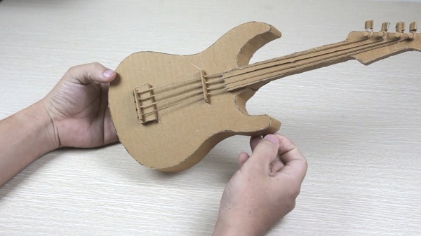 cách làm đàn guitar bằng bìa cứng