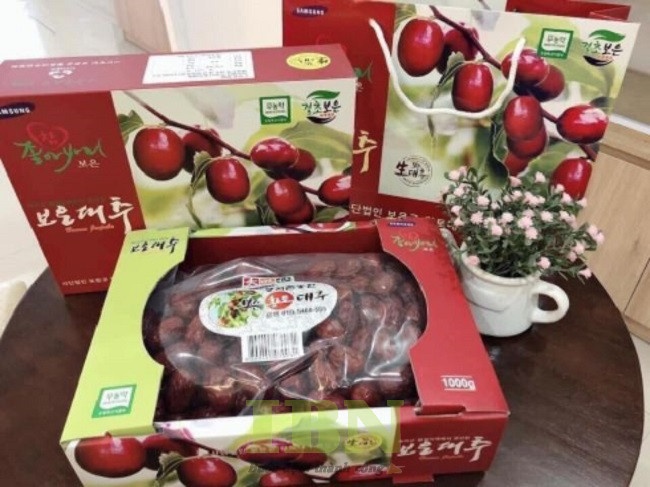 Mẫu hộp giấy đựng táo đỏ có nắp kiếng
