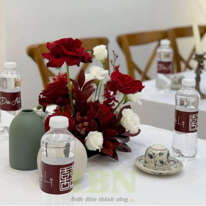 Lý do tem dán chai nước đám cưới