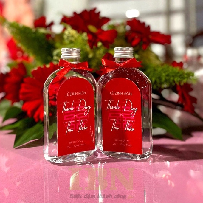 Mẫu decal nhãn dán chai nước đám cưới dáng vòm