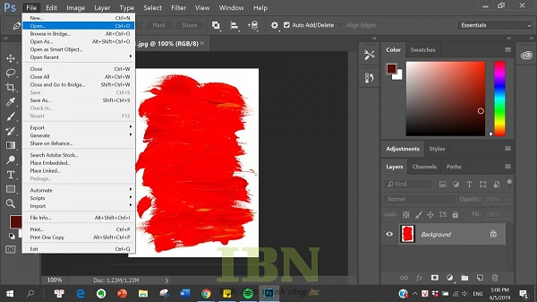 ầu tiên, bạn cần mở Photoshop, vào File > New. Sau đó thiết lập kích thước, đặt độ phân giải là 300 Pixels/Inch. Chọn Color Mode là CMYK cho in ấn hoặc RGB cho hiển thị online.