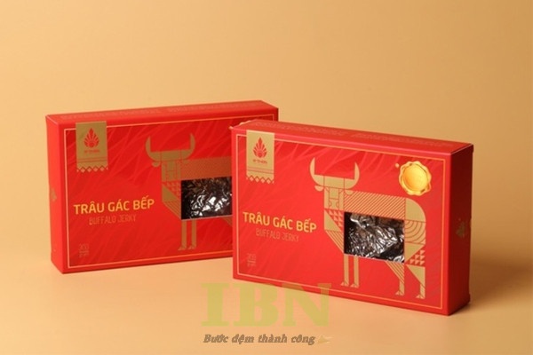 Hộp giấy đựng thịt trâu sấy có cửa sổ, nhìn thấy sản phẩm bên trong.