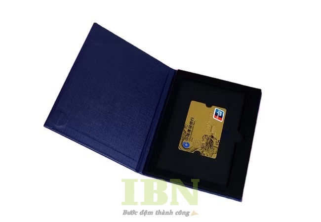 Mẫu hộp giấy đựng thẻ VIP nắp nam châm