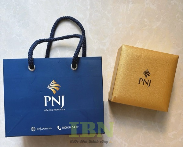 Mẫu túi giấy PNJ cao cấp, có quai xách tiện lợi