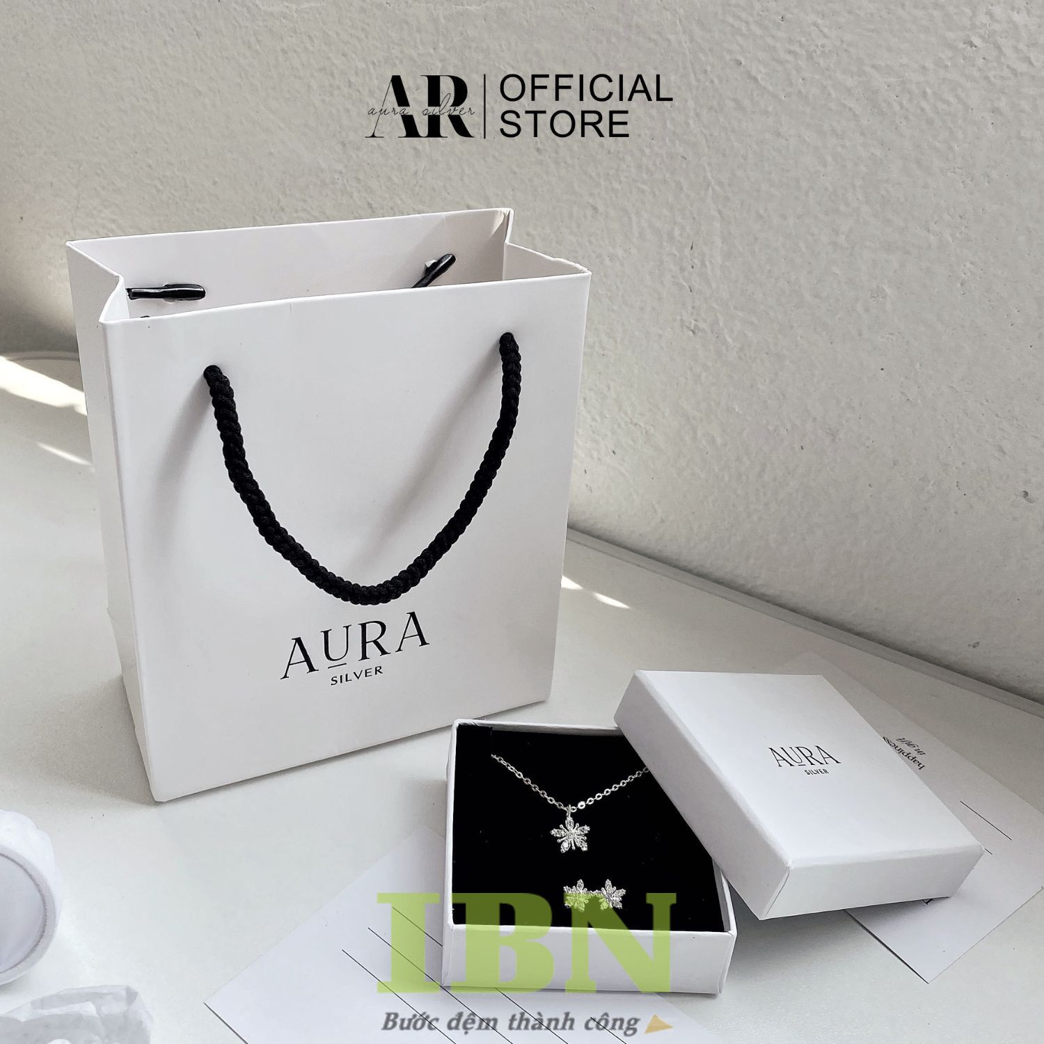 Mẫu túi giấy đựng vòng cổ in logo thương hiệu nổi bật