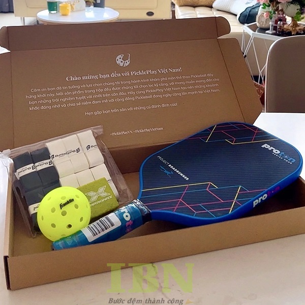 Mẫu hộp giấy đựng vợt Pickleball nắp gài hông