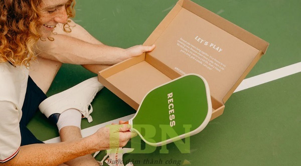 Mẫu hộp giấy đựng vợt Pickleball cao cấp kiểu nắp gập