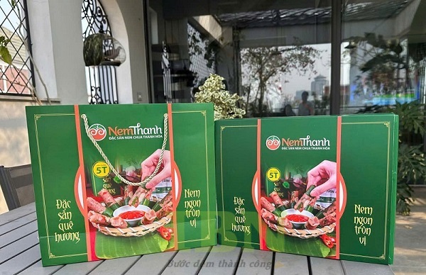 Mẫu hộp giấy đựng nem chua cao cấp, có quai xách