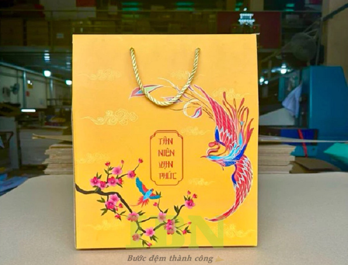 Mẫu túi giấy chúc mừng năm mới màu vàng rực rỡ