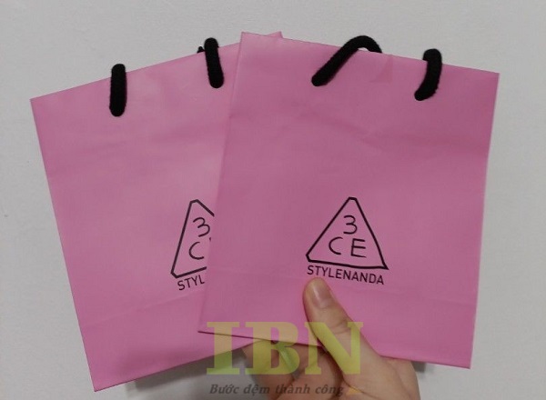 Mẫu túi giấy 3CE cỡ nhỏ đựng mỹ phẩm