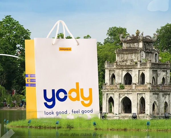 Mẫu túi giấy thương hiệu thời trang YODY quai dây dù