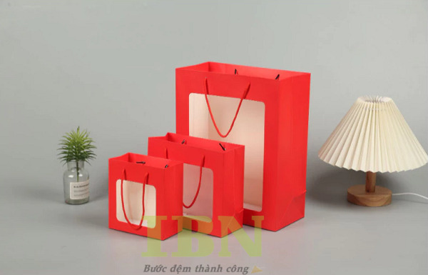 Mẫu túi giấy màu đỏ có cửa sổ