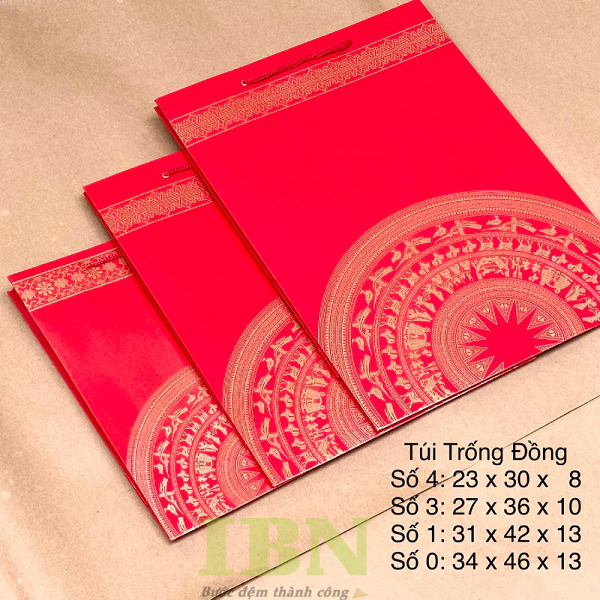 Mẫu túi giấy ivory màu đỏ in hoa văn trống đồng