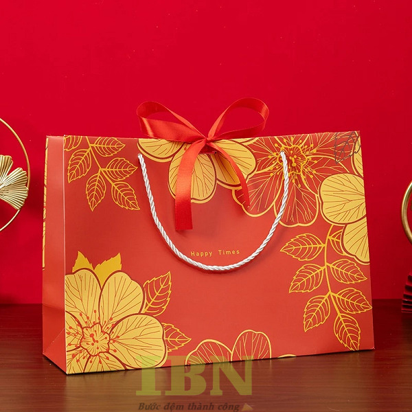Mẫu túi giấy màu đỏ in hình hoa đào