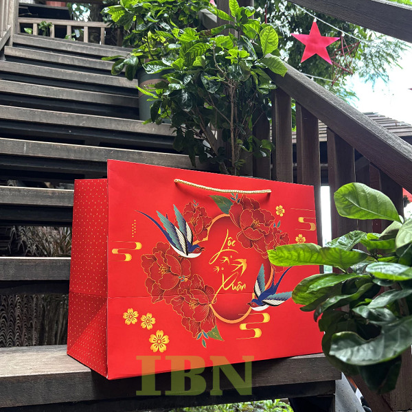 Mẫu túi giấy màu đỏ in hình linh vật Tết
