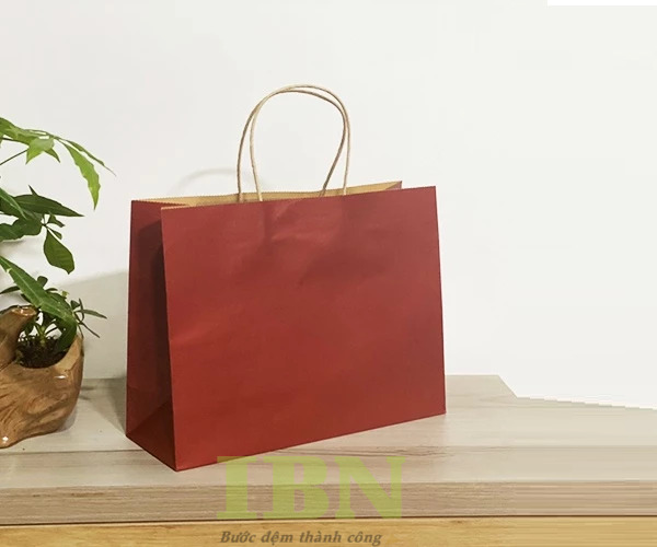 Mẫu túi giấy kraft màu đỏ dáng ngang