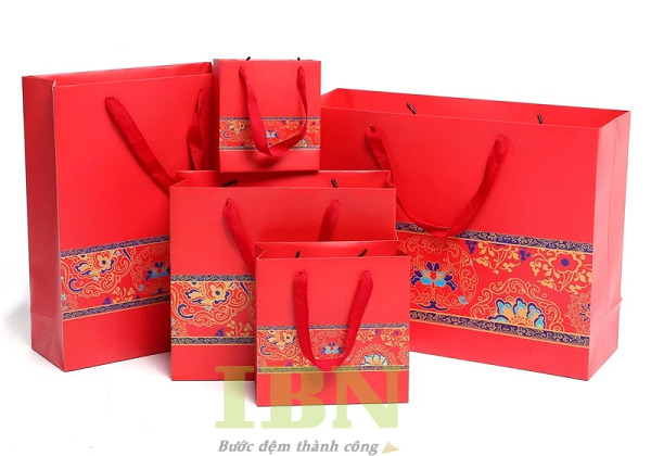 Mẫu túi giấy màu đỏ in hình thổ cẩm