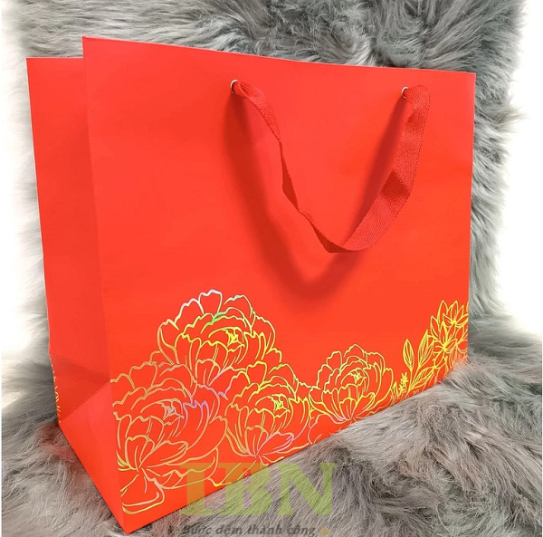 Mẫu túi giấy đỏ in ép kim sang trọng