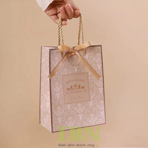 Mẫu túi giấy hoa văn đẹp, sang trọng