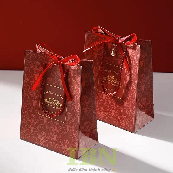 Mẫu túi giấy hoa văn màu đỏ đô bắt mắt