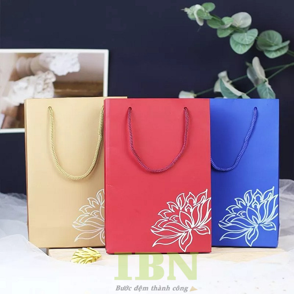 Mẫu túi giấy couche in hoa văn hoa sen cách điệu
