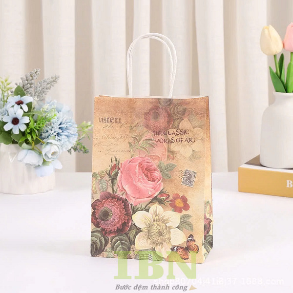 Mẫu túi giấy họa tiết hoa văn nhẹ nhàng, thanh lịch