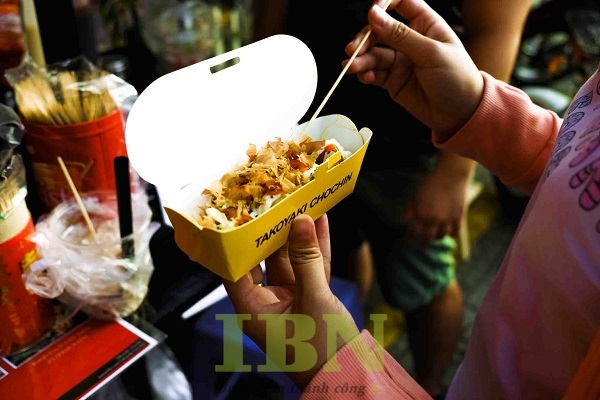 Mẫu hộp đựng bánh Takoyaki bằng giấy couche nắp gài
