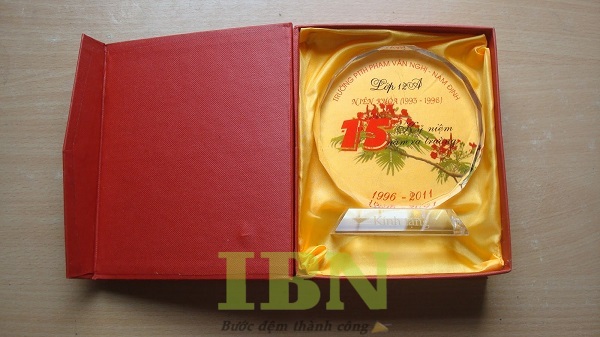 Mẫu hộp đựng kỷ niệm chương bằng chất liệu giấy cứng cao cấp