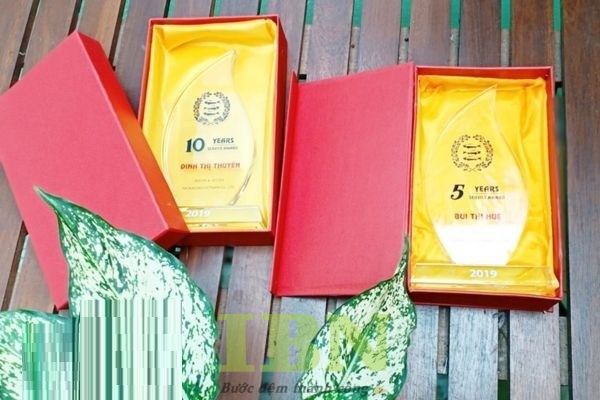 Mẫu hộp giấy đựng kỷ niệm chương nắp nam châm