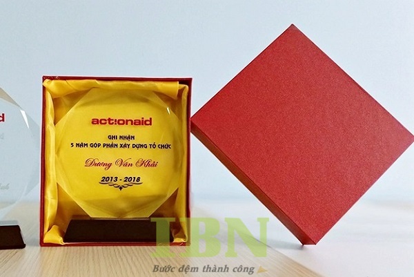 Mẫu hộp giấy đựng kỷ niệm chương hình vuông