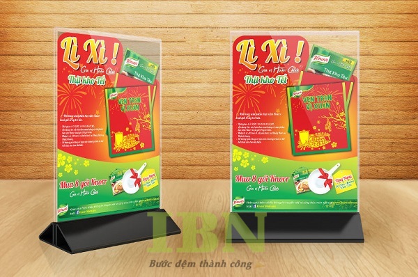 Mẫu standee để bàn đế hình tam giác