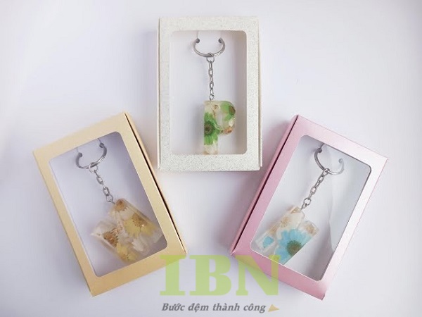 Mẫu hộp giấy đựng móc khóa và quà tặng có cửa sổ
