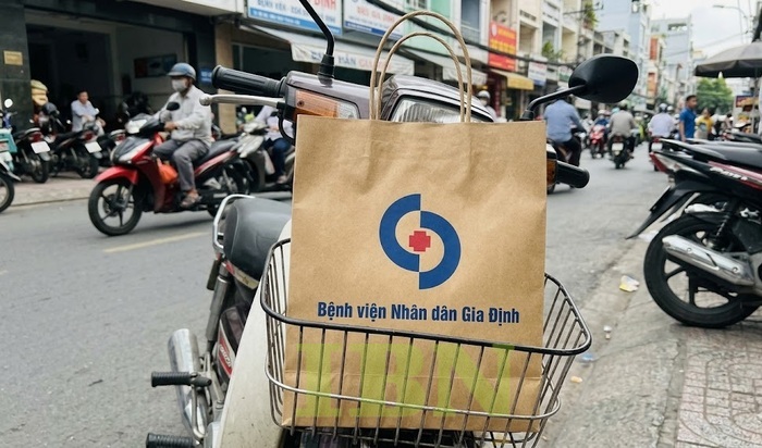 Mẫu túi giấy đựng hồ sơ cho bệnh viện, phòng khám có quai xách tiện lợi