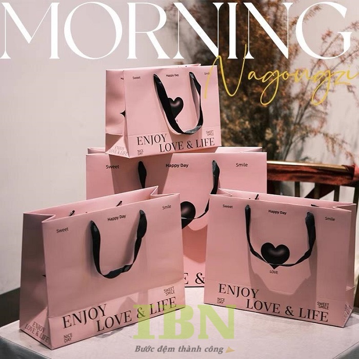 Mẫu túi giấy dây ruy băng thiết kế nhẹ nhàng, tinh tế