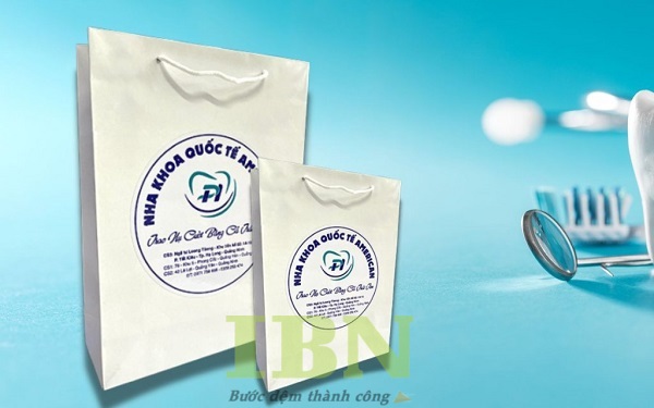 Mẫu túi giấy nha khoa thiết kế tông trắng xanh nhẹ nhàng