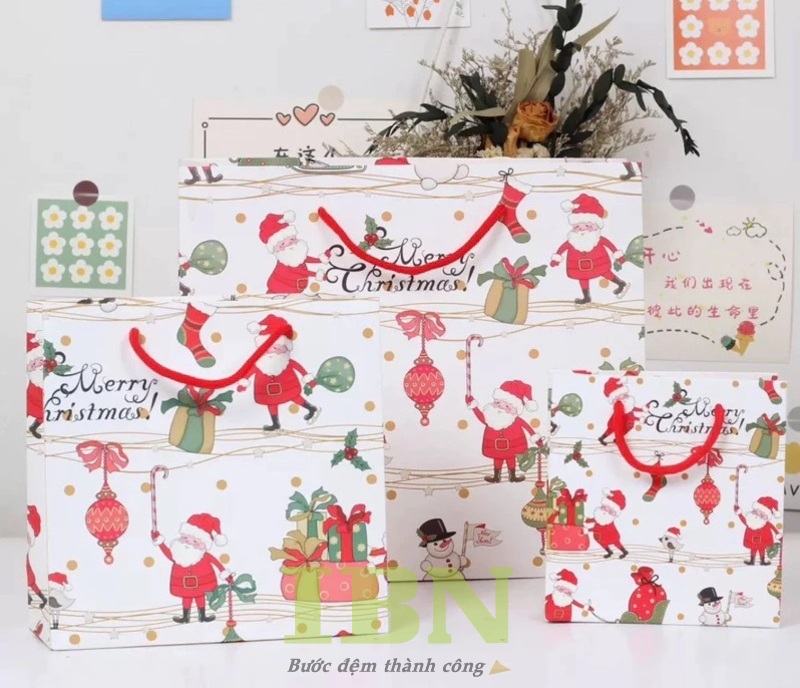 Túi giấy đựng quà Noel in họa tiết màu đỏ nổi bật