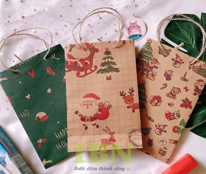 Các mẫu túi giấy Noel bằng chất liệu kraft nâu bắt mắt