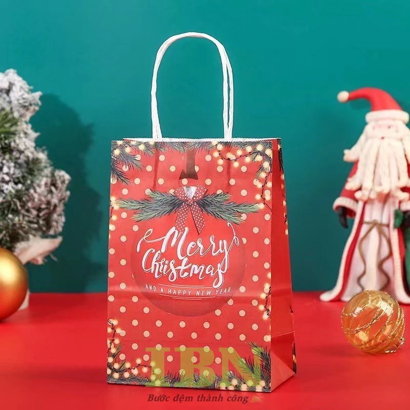 Các mẫu túi giấy đựng quà Noel in hình quả châu